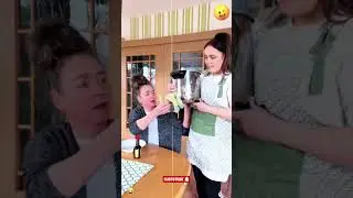 Mother and daughter prank (2) 😂 #funnyshorts #funny #prank #scare #scareprank #scared #haha #fyp