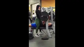 она наблюдает за всем спортзалом.