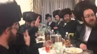 Twins play the violin with Sasuv Rebbe
