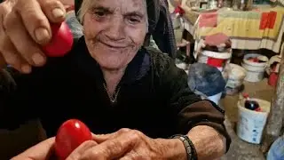 Σκουντριξαμε αυγό με το κορίτσι μας  και ευχηθήκαμε σε όλο τον κόσμο Χριστός Ανέστη και χρόνια πολλά