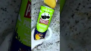 I'm testing Mexican-style Pringles chips in cheesy jalapeno flavor 🇲🇽 #food #chips #snacks #cheese