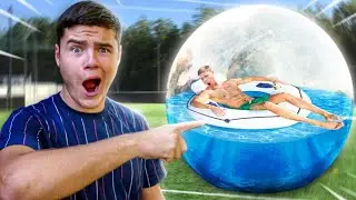 RENTRER DANS UN BALLON REMPLI D'EAU !!