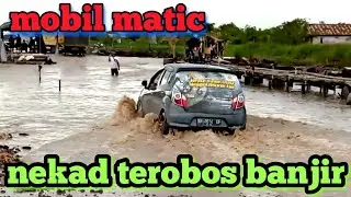 Mobil matic nekad terobos jalan banjir yg dalam di kalimantan