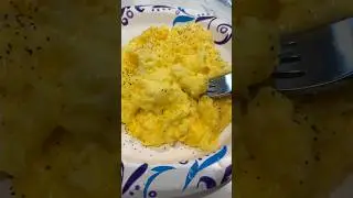Как приготовить сырную яичницу-болтунью #яйца #шорты