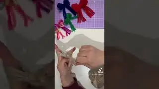 YARN BOWS! Great to use up odds and ends of yarn 🧶