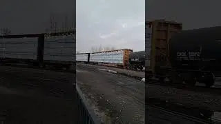 el tren de carga modelo. [CSX] lleva vagones, transportando carros. #csxtrains #youtubevideo #train