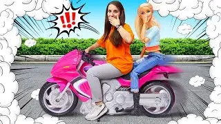 La poupée Barbie va chez le docteur en moto. Histoires des poupées. Pour les filles