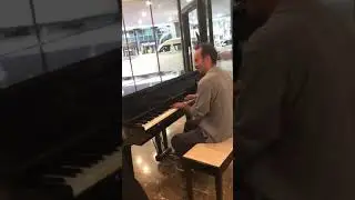 Band Pianist Surprises Everyone At Hotel Lobby