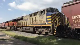 CREX 1311 ES44AC y una BNSF ES44C4 de remotas en un granelero.