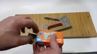 Çelik mobilyacı zımba çakma tabancası Döşemesi Zımbalama Makinesi