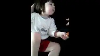 Kind schläft mit lolli ein