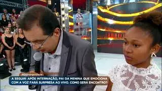 No palco do Domingo Show, dupla ganha pr&ecirc;mios e Noemi reencontra o pai
