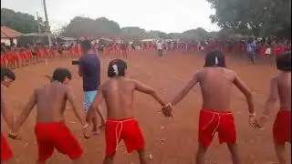 Os novos Tsada'ró começam canta e dança para espantar doenças redor da aldeia.