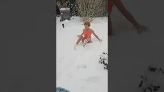 Sneeuwengel maken in de bikini🤩🤩