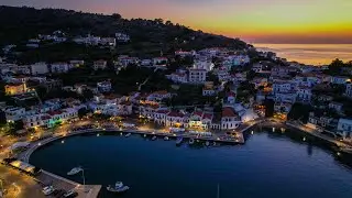 Ταξιδεύουμε σε ένα ξεχωριστό παραθαλάσσιο χωριό στο νησί της απόλυτης ηρεμίας και γαλήνης