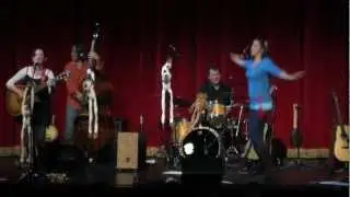 Vanessa Trien & the Jumping Monkeys - Spinning Around (live)