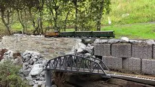 Ge 6/6 mit Oldtimerwagen