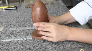 Preparando un huevo de pascua con diseño | Di Patisserie