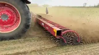 Houe rotative simple dans le ma&iuml;s pour d&eacute;finir les rangs avant le passage de la bineuse.