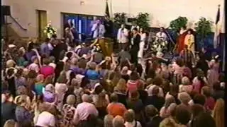 Pastor Tommy Bates Singing Jesus getting us ready for that great day.