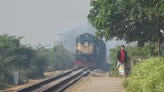 2600HP DLW WDM-2 6407 series Alco || A short Freight Train (BCNA) passing through Dilpashar Station