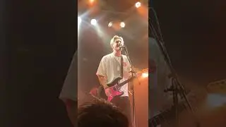 There was his wife on the 2nd floor where he pointed at🥺 @busted @charliesimpsonmusic #BUSTED