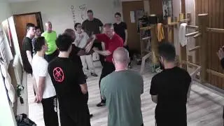 Sifu Niko unterrichtet am 25.10.2014 in Nauheim