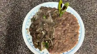  bistec encebollado, con frijolitos refritos un platillo que no pude faltarle en los hogares Méx 