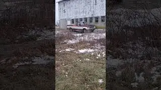 Старый сарай и грузовик