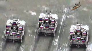 Украинские беспилотники FPV безжалостно уничтожают российскую пехотную колонну на компактных авто...