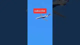 Plane Flying  overhead #airplane #plane #planespotting #shorts