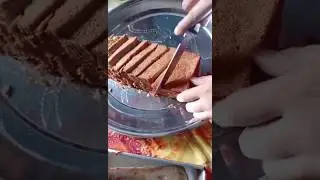 slicing cake🎂🎂। #moistvanillacake #fluffyvanillacake #basicplainspongecakerecipe #newyearcakerecipe