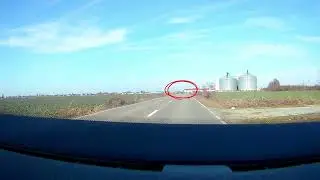 Scos în șanț de o manevra bizara, sunt doar 3 mașini pe drum