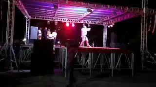 Prestation de NIZZI sur l'esplanade du palais des congr&egrave;s de Lom&eacute;