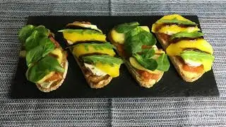 Entremeses: tosta de manzana con queso azul y tosta de mango con queso de cabra