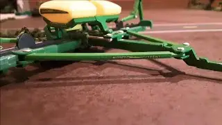 1/64 John Deere 1775NT 16 Row Planter