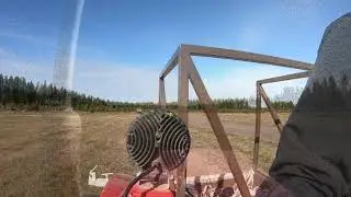 Purjelentokoneen lentoonlähdön avustaminen Kymin lentokentällä.