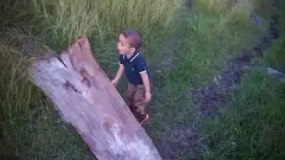 Guajirito jugando con yagua