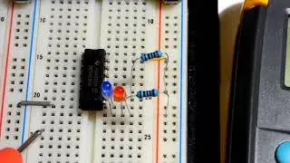 NOT Gate hex inverter integrated circuit SN74HC04N demonstration and voltage measurements