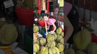 Many People Came to See Her Nice Portions of Durian. - Thai Street Food