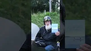 Niels Bach med sin Lang&oslash;r bog