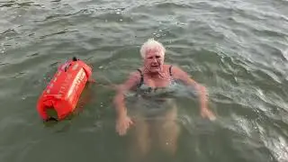 Openwaterzwemmen winterzwemmen | Marijke zwemt in zwembad naast woonboot, koud, nat en stoer toch!