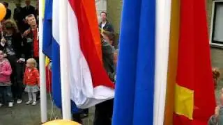 Nederlandse vlag hijssen koninginnedag door luc polman