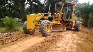 operando la Motoniveladora 120K