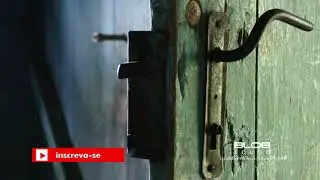 Som de porta antiga abrindo e fechando