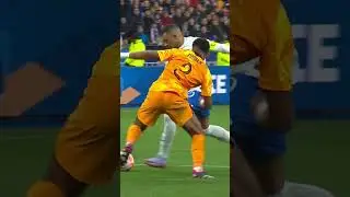 Mbapp&eacute;'s first goal as captain!