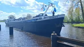 Binnenvaarttanker de MARLEY vaart de bijna 100 jaar oude DORKWERDERSLUIS in.
