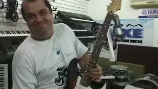 Eduardo Proen&ccedil;a Cantor e Guitarrista testando a guitarra Roland Fender G5 em 2012 na Sommexe