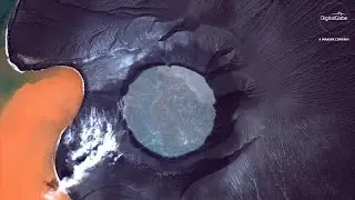 Indon&eacute;sie : Le volcan Anak Krakatoa vu du ciel