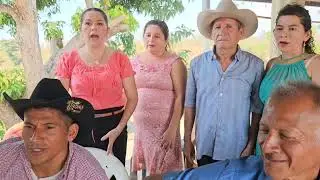 La Esposa de Carlitos canta a  duo con su hermana 